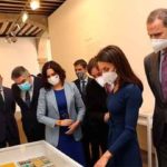 Ayuso con los Reyes en Los Reyes en la exposición Los Libros de Jesús  Munárriz. (Foto: @CasaReal)