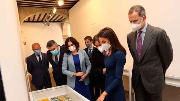 Ayuso con los Reyes en Los Reyes en la exposición Los Libros de Jesús  Munárriz. (Foto: @CasaReal)