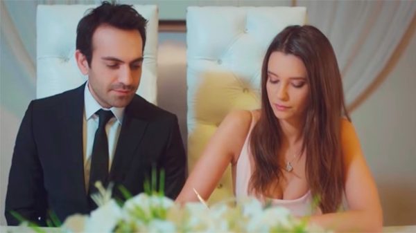 Demir y Candan se casan para sacar a Öykü del orfanato. (Foto: Antena 3)