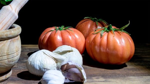 Tomate y ajo para un sabroso sofrito. (Foto: Pixabay)