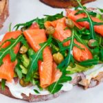 Una tosta de salmón para un momento especial. (Photo by Eiliv-Sonas Aceron on Unsplash