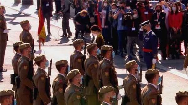 Isabel Díaz Ayuso en el homenaje a la bandera de España. (Foto: Telemadrid)