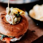 Hamburguesa casera de salmón. (Photo by Oscar Nord on Unsplash)
