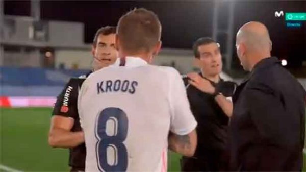 El Árbitro no quiso dar explicaciones a Zidane. (Foto: @MovistarFutbol)