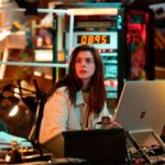Anne Hathaway en la serie Solos. (Foto: Amazon Prime Video)