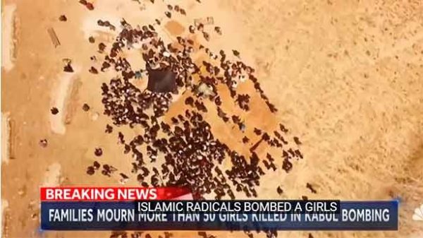 Un gran dolor en el entierro de las víctimas al ataque al colegio Seyed Al Shuhada. (Foto: NBC News)