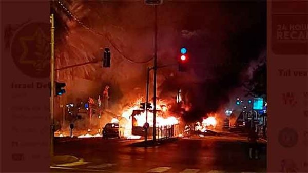 Un cohete impacto contra un autobús en Tel Aviv. (Foto: IDF)