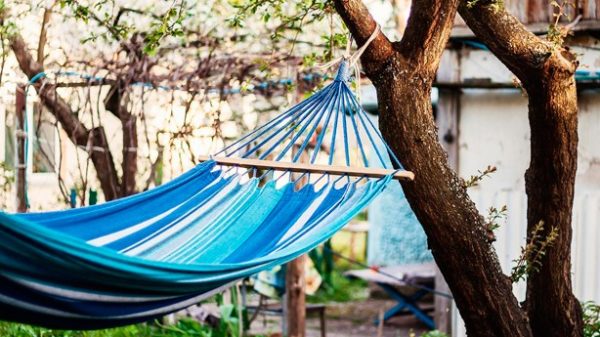 Las hamacas se han convertido hoy en día en un objeto imprescindible en los jardines. (Foto: Pixabay)