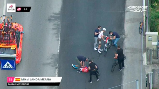 Durísima caída de Mikel Landa y abandono del Giro. (Foto: Twitter/@DanyProCycling)