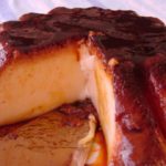 Se sirve un trozo de flan con otro de membrillo y una guinda. (Foto: Pixabay)