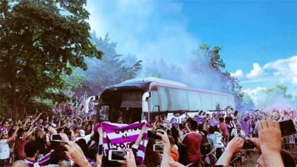 El apoyo de la hinchada al Real Valladolid. (Foto: @fdprvalladolid)