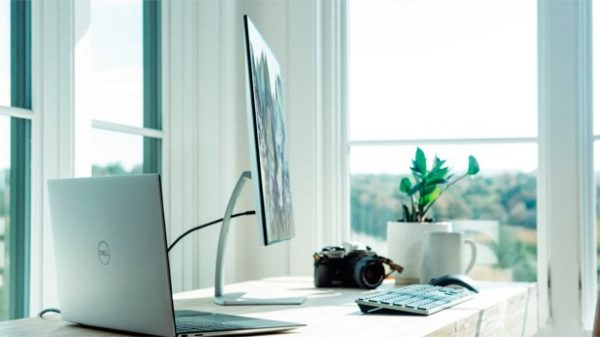 Consejos para trabajar de forma sana en casa. (Photo by XPS on Unsplash)