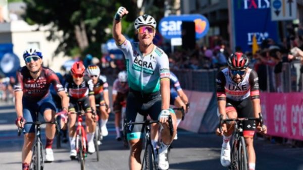Peter Sagan ganó en un sprint espectacular. (Foto: @BORAhansgrohe)
