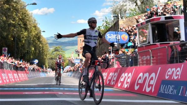 El suizo Mauro Schmid venció en Montalcino. (Foto: @giro)