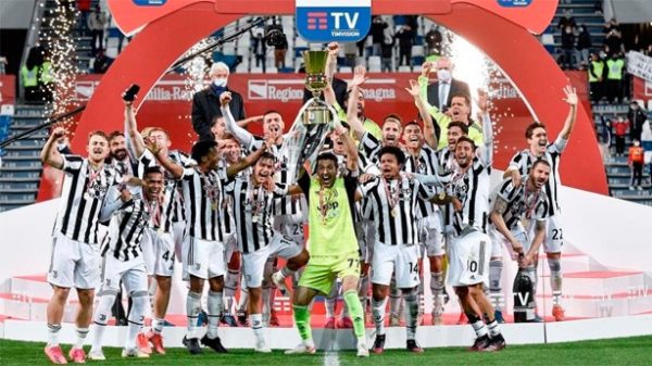 La Juve celebra la "Coppa" antes de la jornada decisiva. (Foto: @Cristiano)