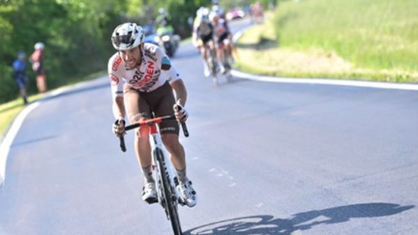 Vendrame le ganó el pulso a Hamilton para culminar la fuga. (Foto: @giroditalia)