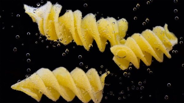 Fusilli cocidos al dente para una rica ensalada. (Foto: Pixabay)