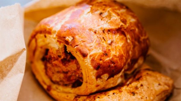 Sausage roll para picar a cualquier hora. (Photo by Matt Seymour on Unsplash)
