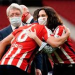 El abrazo de la presidenta a Koke Resurrección. (Foto: @IdiazAyuso)