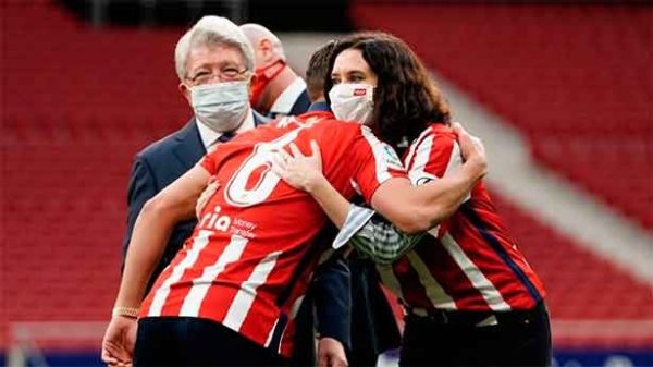 El abrazo de la presidenta a Koke Resurrección. (Foto: @IdiazAyuso)