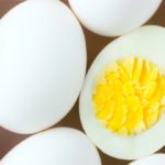 Huevos cocidos esperando ser rellenados. (Photo by Mustafa Bashari on Unsplash)