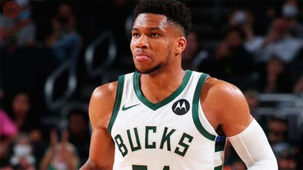 Giannis Antetokounmpo volvió a brillar. (Foto: @NBA)