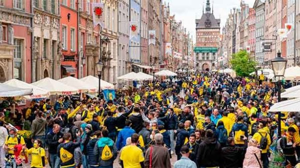 Una gran expedición de la hinchada amarilla en Gdansk. (Foto: @VillarrealCF)