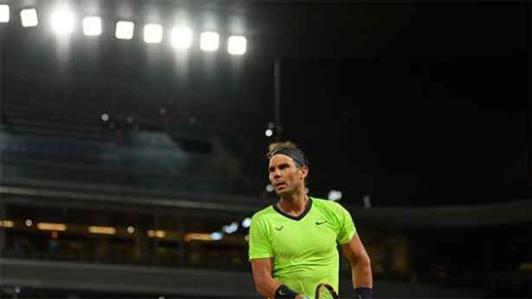 Nadal brilló en la noche de silencio y misterio de París. (Foto: @RolandGarros)