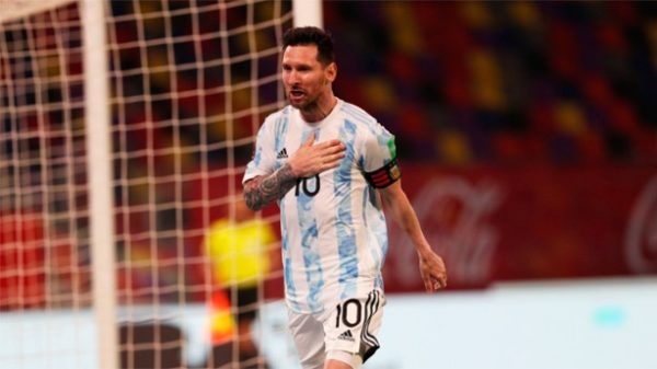 Leo Messi marcó un penalti a Claudio Bravo. (Foto: @Argentina)