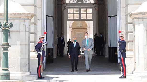 El Rey y el presidente de Portugal a la salida del Palacio Real para almorzar en el Café de Oriente. (Foto: @CasaReal)