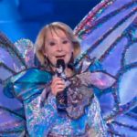 Esperanza Aguirre dio la sorpresa bajo la máscara de mariposa. (Foto: Antena 3)
