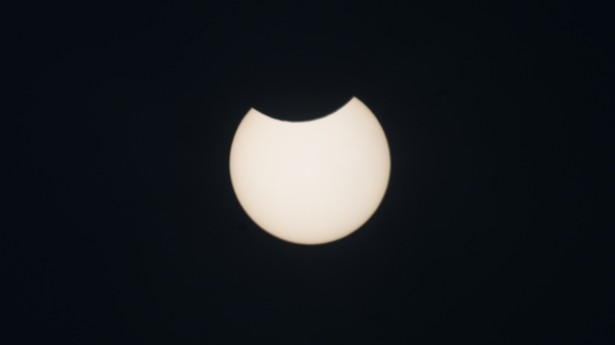 Y la luna le dio un mordisco al sol. (Foto del eclipse: Michael Laubsch)