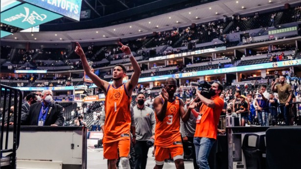 Book y Chris Paul celebran la victoria. (Foto: @Suns)