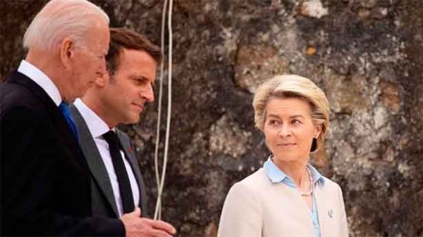 Von der Leyen con los presidentes de Estados Unidos y Francia. (Foto: @VonderLeyen)