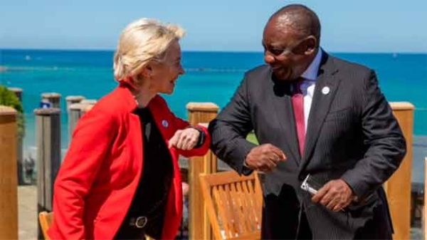 Ursula von der Leyen con el presidente de Sudáfrica