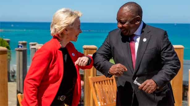 Ursula von der Leyen con el presidente de Sudáfrica