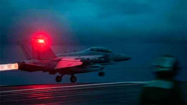 El CVN-76 lleva a bordo escuadrones para misiones sofisticadas y de gran precisión