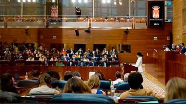 Isabel Díaz Ayuso ante la Asamblea de Madrid. (Foto: @IdiazAyuso)