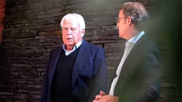 Felipe González conversa con Alberto Núñez Feijóo en su podcast. (Captura: Podimo España)