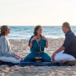 Paz y Bertín participan en una meditación al atardecer frente al mar guiados por Verónica. (Foto: Telecinco)
