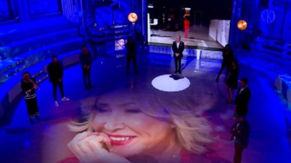 Emotiva despedida a Mila Ximénez en el plató de Sálvame. (Foto: Telecinco)