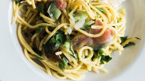 Un plato rico y sabroso. (Foto de Brooke Lark en Unsplash)