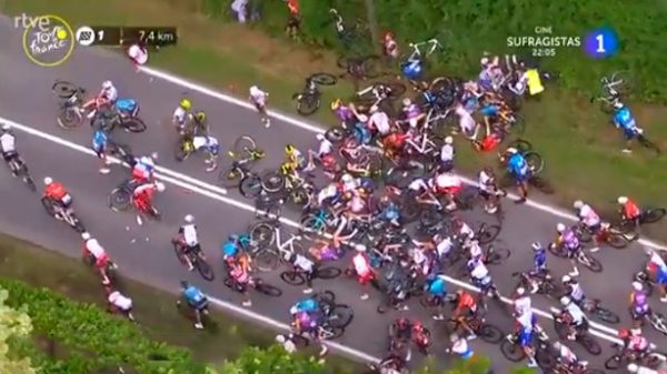 Dos caídas multitudinarias marcaron la primera etapa. (Foto: