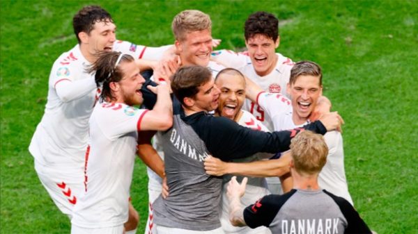 Dinamarca celebró su pase a octavos. (Foto: @EURO2020)