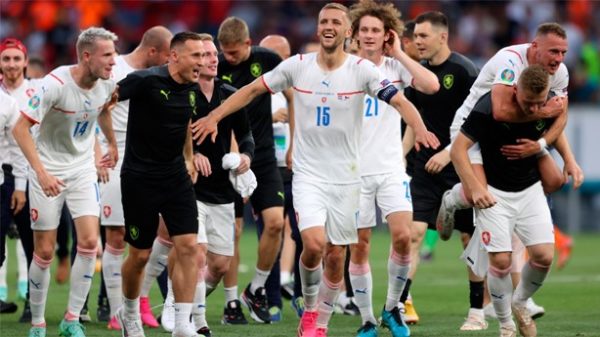 Inmensa alegría de los jugadores checo tras su pase a cuartos. (Foto: @EURO2020)