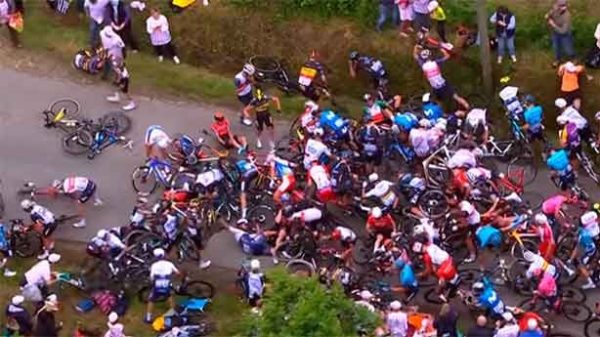 Detenida la espectadora que causó una caída en la primera etapa del Tour de Francia. (Foto: T13)