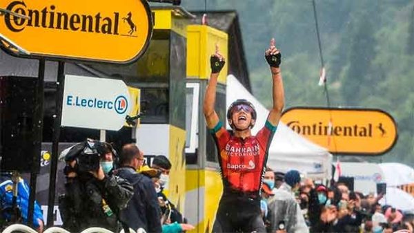 Pogacar en tromba. Teuns se llevó la etapa. (Foto: 2LeTour)