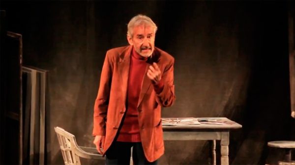 José Sacristán en la obra de Delibes "Señora de rojo sobre fondo gris". (Imagen: Captura YouTube)