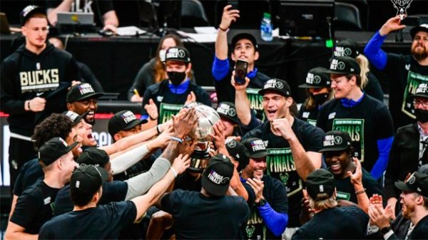 Milwaukee Bucks celebrando su pase a la final. (Foto: @Bucks)