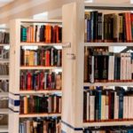 Entrar en la biblioteca aunque no llueva. (Foto: jarmoluk/Pixabay)